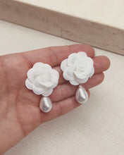 Cargar imagen en el visor de la galería, Pearl and romantic flower earrings