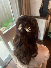 Cargar imagen en el visor de la galería, Ivory Golden Opal Pin (Conjunto 2 pines)