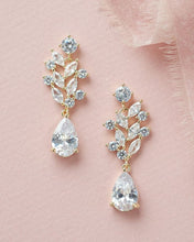 Cargar imagen en el visor de la galería, Dorado-Anna Floral CZ Earrings