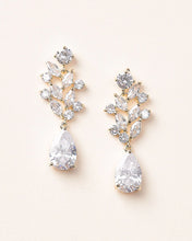 Cargar imagen en el visor de la galería, Dorado-Anna Floral CZ Earrings