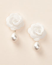 Cargar imagen en el visor de la galería, Pearl and romantic flower earrings