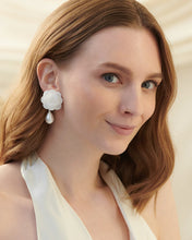 Cargar imagen en el visor de la galería, Pearl and romantic flower earrings