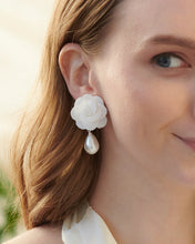 Cargar imagen en el visor de la galería, Pearl and romantic flower earrings