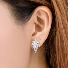 Cargar imagen en el visor de la galería, Trendy Leaf CZ Stud Earrings