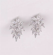 Cargar imagen en el visor de la galería, Trendy Leaf CZ Stud Earrings