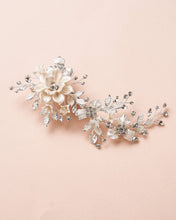Cargar imagen en el visor de la galería, Ivory &amp; Floral Bridal Clip (Bajo Pedido)